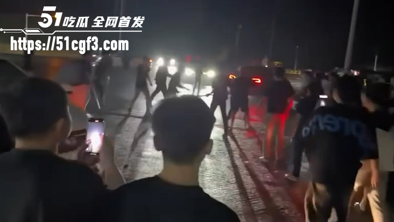 宁乡任福路百人战 两伙小年轻持械互砍驾车冲撞 7 宁乡任福路百人战 两伙小年轻持械互砍驾车冲撞 7