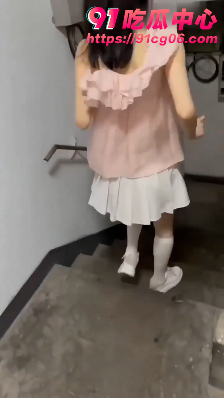 PUA撩拨萝莉少女 干到白色裙子学生妹祈求：“快停下 再干我就要报警了”