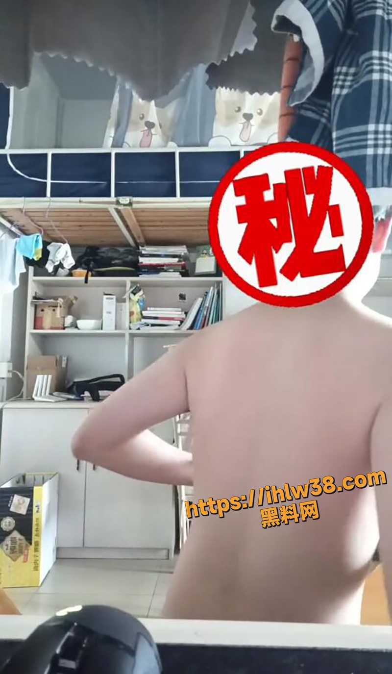 艺高人胆大 大学牛人宿舍趁舍友玩游戏 悄悄脱光暴露打飞机 妥妥的SM种子选手！