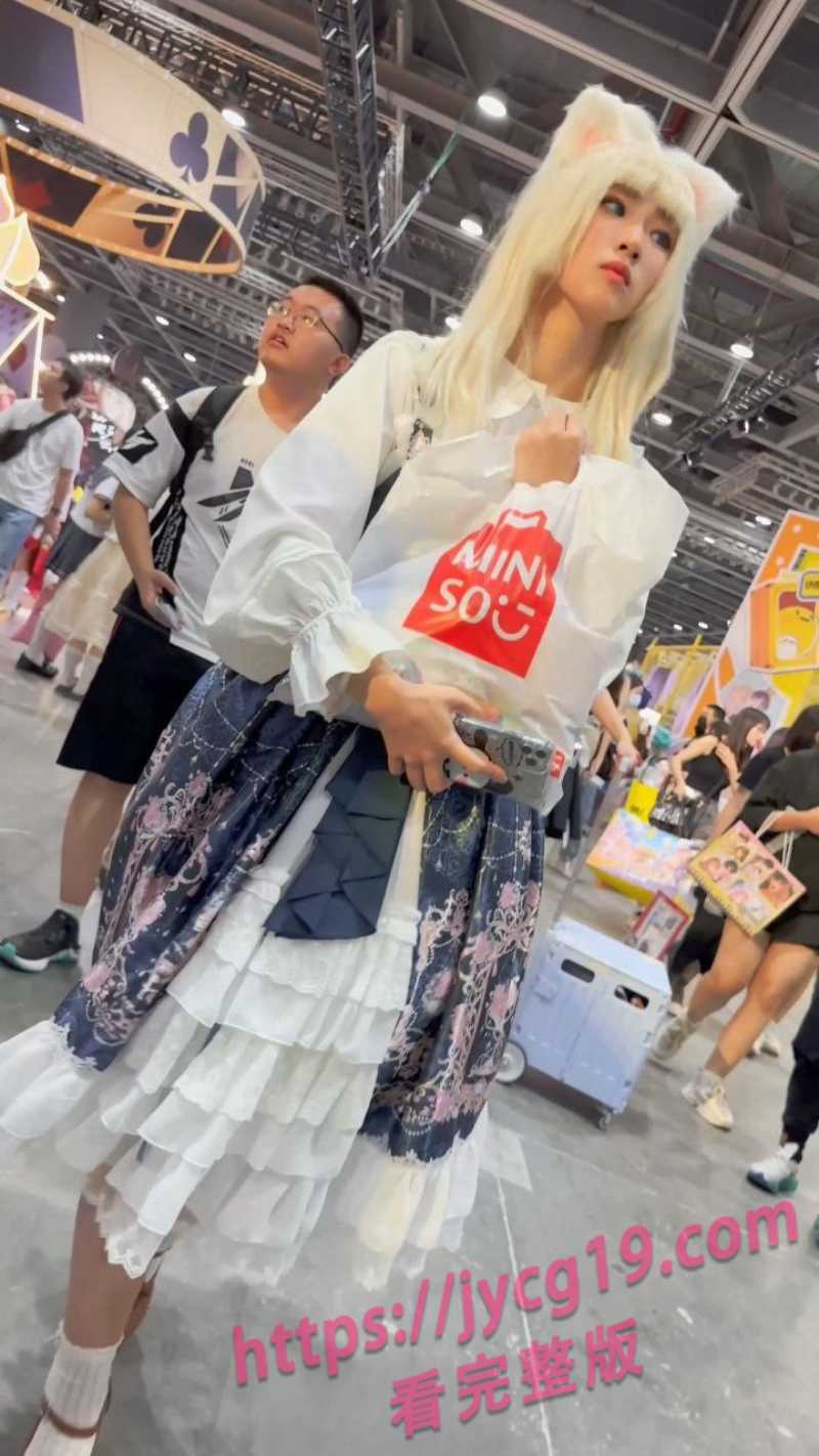 KFC漫展抄底偷拍大曝光 Coser裙底风光超诱惑 配图2