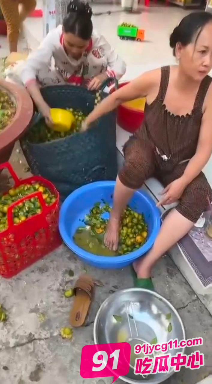 泰国街头特色美食榨金桔 阿姨你脚洗干净了吗？