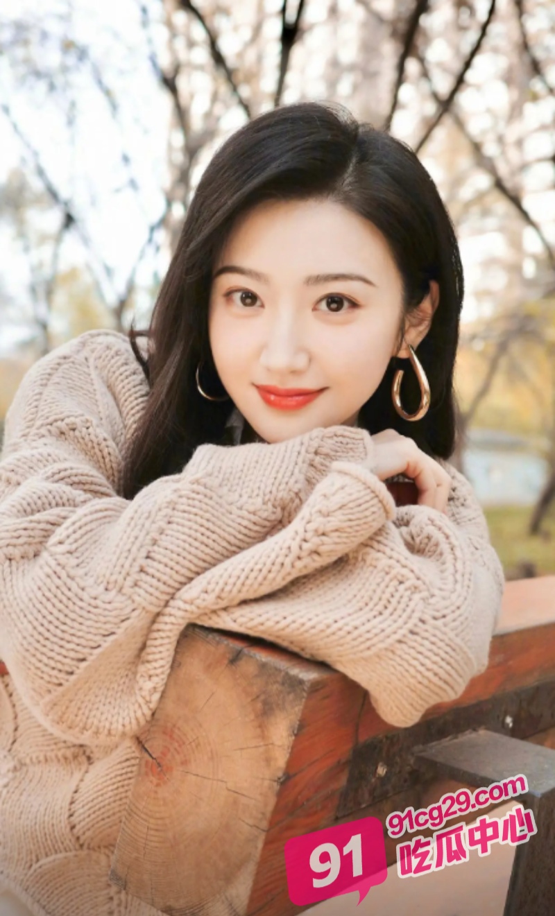 景甜约瑜伽教练上门指导动作 色心大发的教练乘机扑倒女神！ 配图3