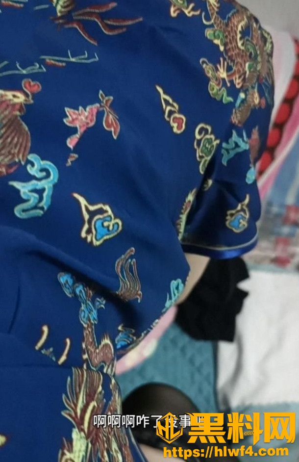 狂操穿上旗袍丝袜的老妈 让她看着自己的骚逼被儿子操 与母缠绵91-92集 海角社区