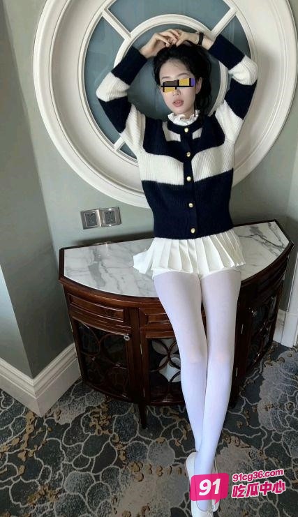 海角父女乱伦~搂着女儿在沙发上做羞羞的事情! 配图2