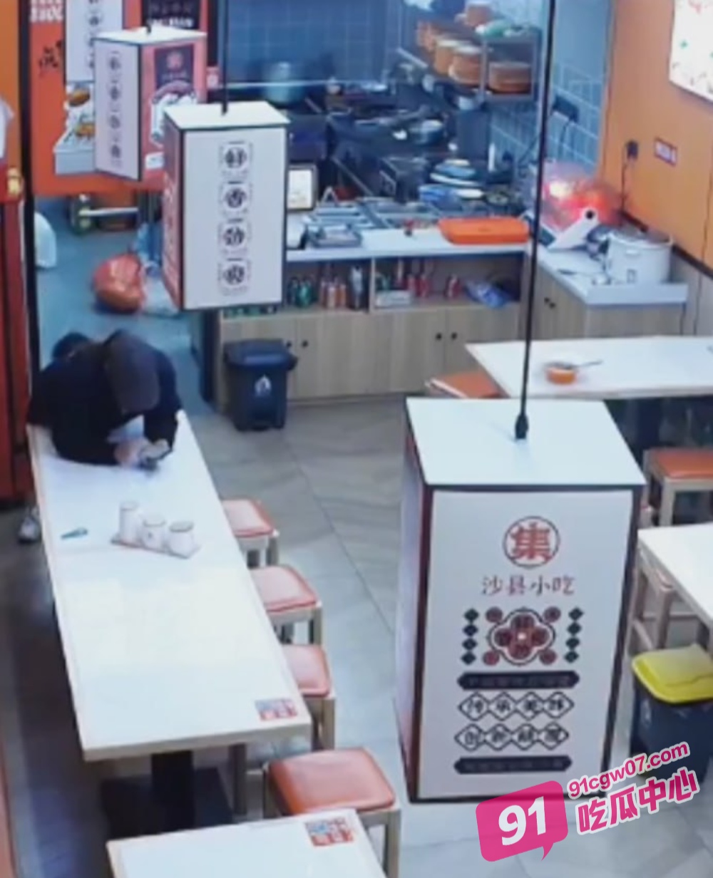 奇葩男喜欢闻屁？男子在沙县小吃餐馆内吃饭 没想到竟然偷闻服务员的屁股！ 配图4