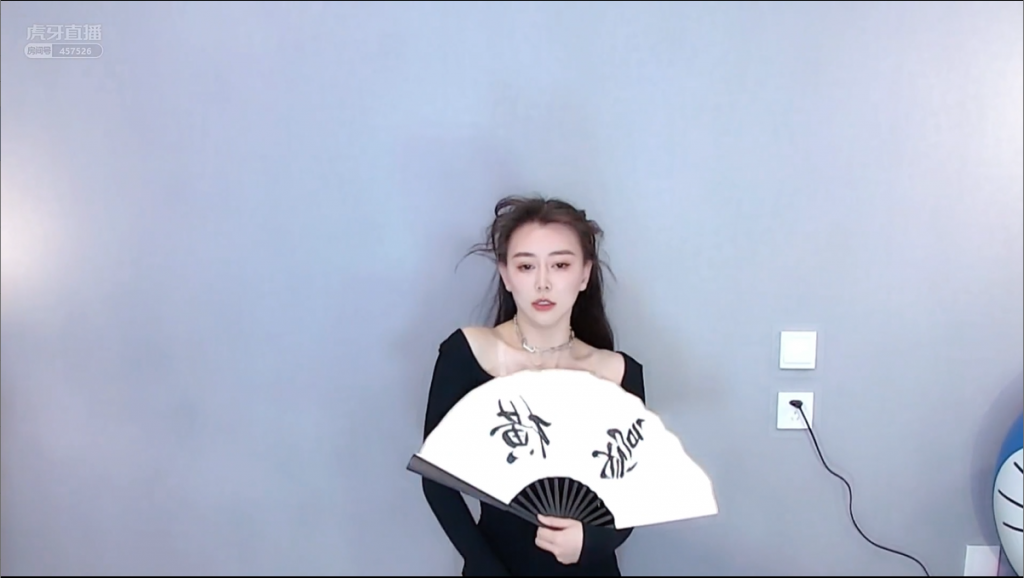 虎牙主播 奇领小狮子 封半年骚舞经典重现 黑色连衣裙一字马骑乘翘臀大长腿 配图12