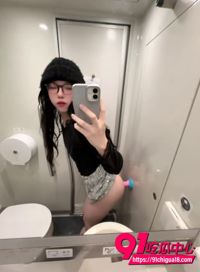 伪娘高铁厕所露出视频3
