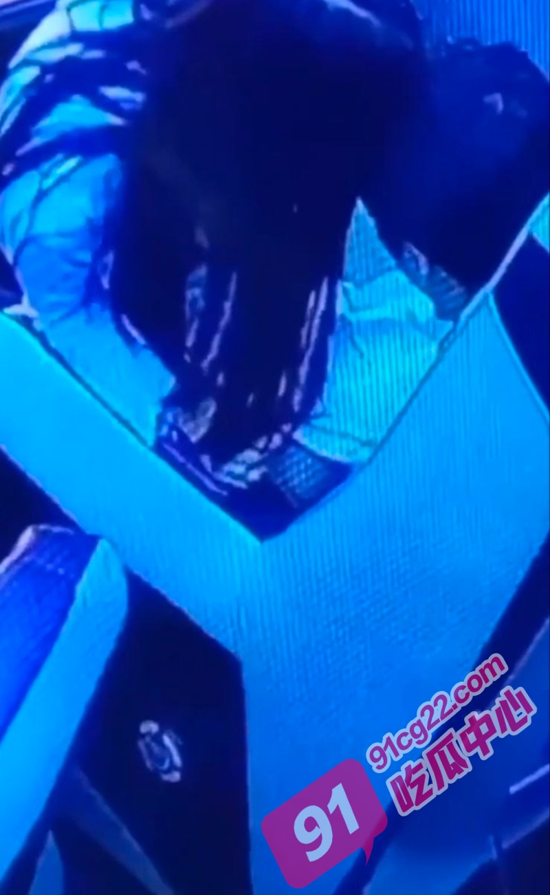 学生情侣精力旺盛 一边玩电脑一边操女友 网吧包房监控偷拍视频流出 配图3