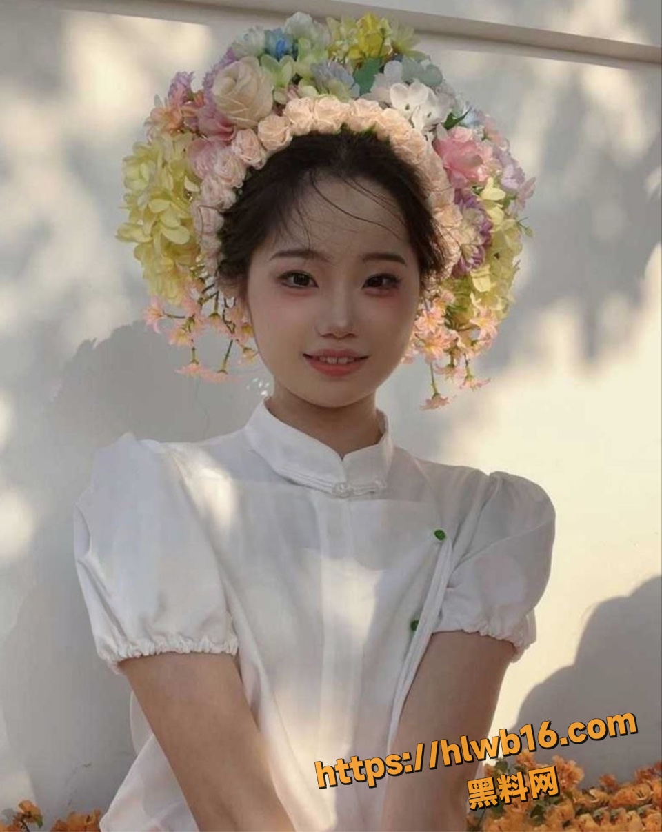 南京眼镜足交女王 郭佳玲 视频被曝光 清纯外表下隐藏黑丝高跟秘密！