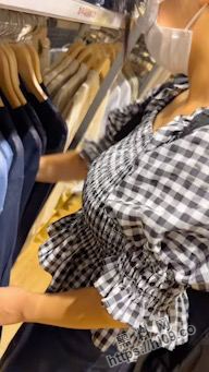 香港某猥琐男为满足性欲当街尾随大胸靚妹偷拍袭胸十分猥琐