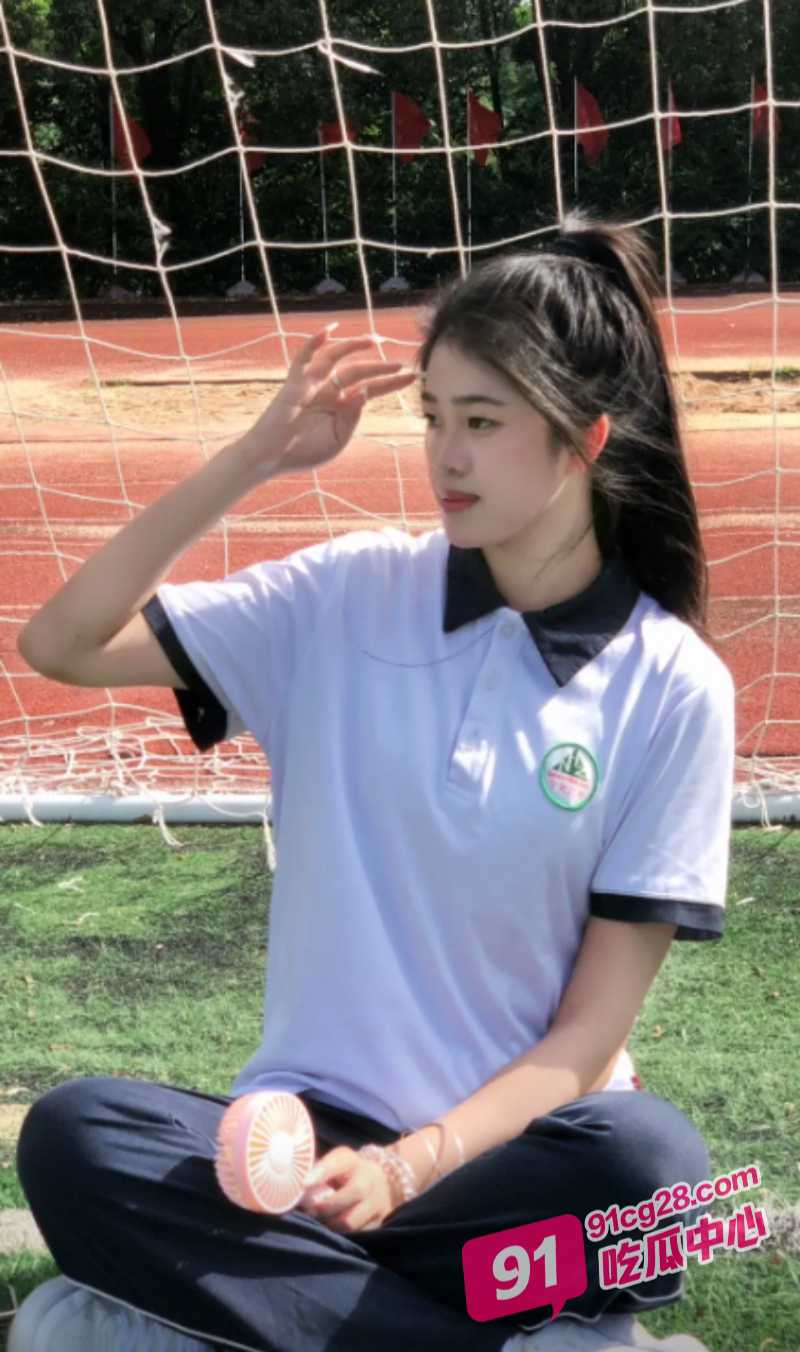 小情侣校园操场激情互摸 情到深处 竟表演起活春宫！ 配图2