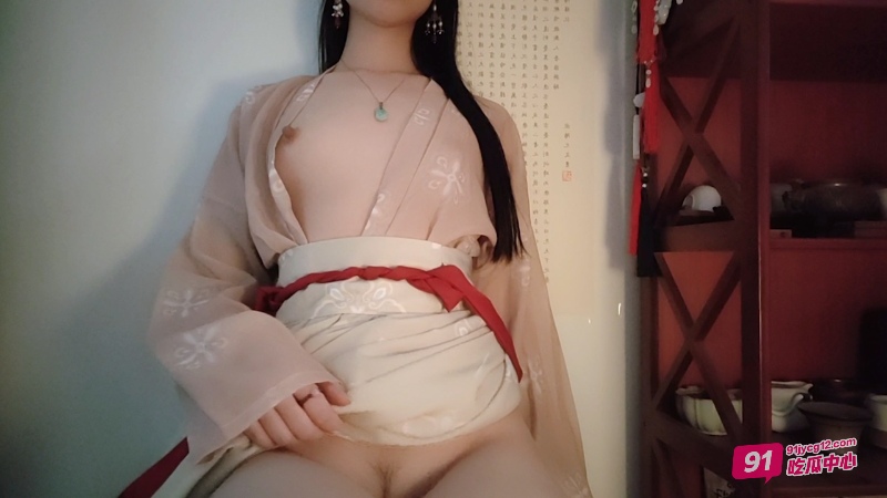 福利姬白桃露露古风制服诱惑合集 镜前大胆自慰粉嫩小穴！ 配图4