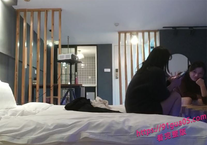 换妻淫乱场面～美少妇打扑克培养感情 对白极其浪荡 配图