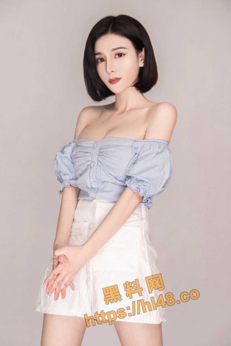 我用绳子把她的四肢都绑在诊疗椅上,轻轻解开她胸前的钮扣,一股香气扑鼻而来! 配图