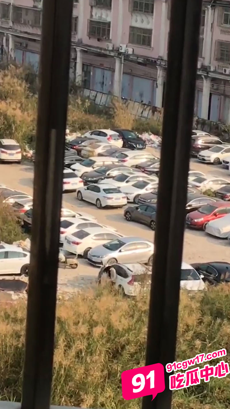 广西情侣小区野战视频曝光 两人躲在停车场偷吃禁果 现在得年轻人花得这么花吗？ 配图5