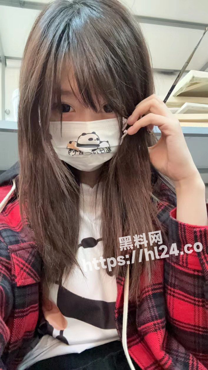 独家曝光微博 故国很冷 作为哈尔滨师范大学艺术系女神的她在微信上疯狂售卖裸照等私生活混乱！