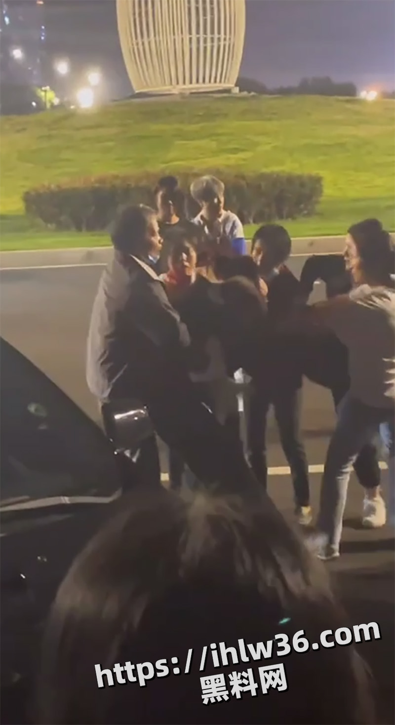 福州海峡会展中心 原配一家爆揍小三没人敢劝架，这女的真的被打的好惨