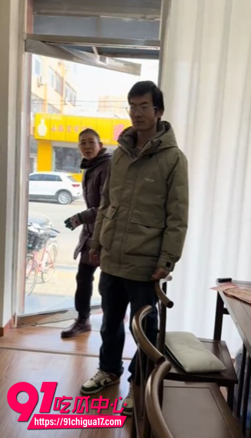 河北石家庄文安步行街40岁单身汉 跟老妈挨个门面找女老板相亲
