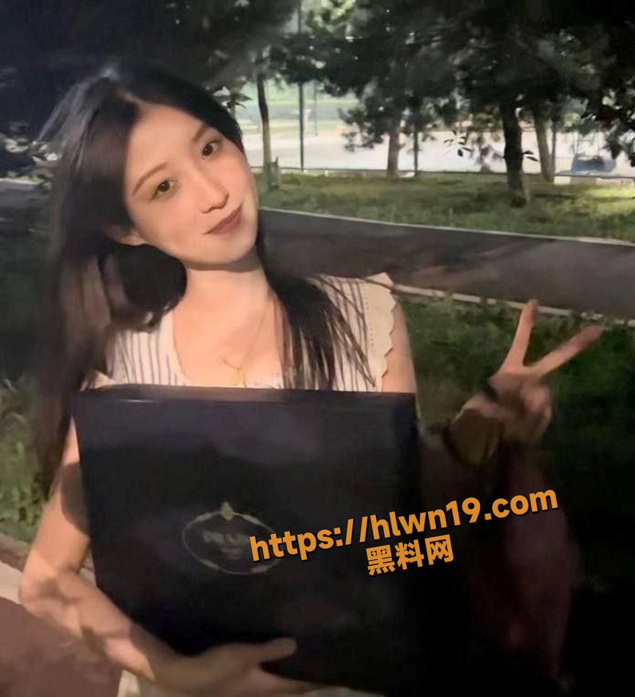 西安某楼盘售楼部 上了新入职的公司财务小美人 足足抽插了有三百多下 把她干的高潮迭起内射了她！ 配图