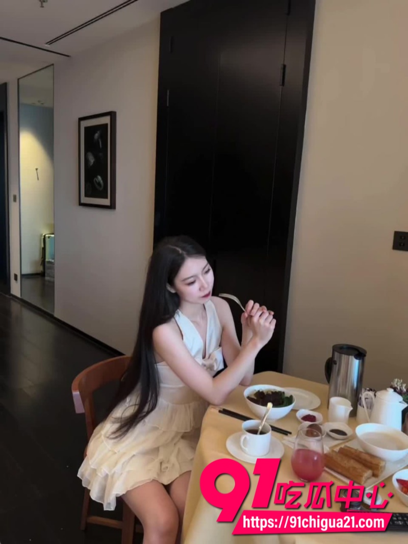 江苏混圈名媛王诗琦白天优雅旗袍仙女 夜里被小富二代调教成专属母狗！10