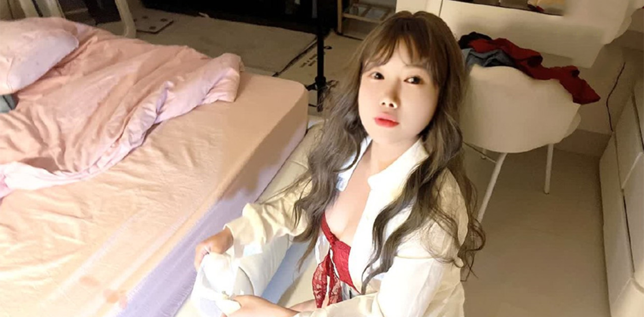 海角乱伦 小舅妈背着写作业的孩子 被外甥乱伦 胡萝卜捅逼四人同框完整版分享