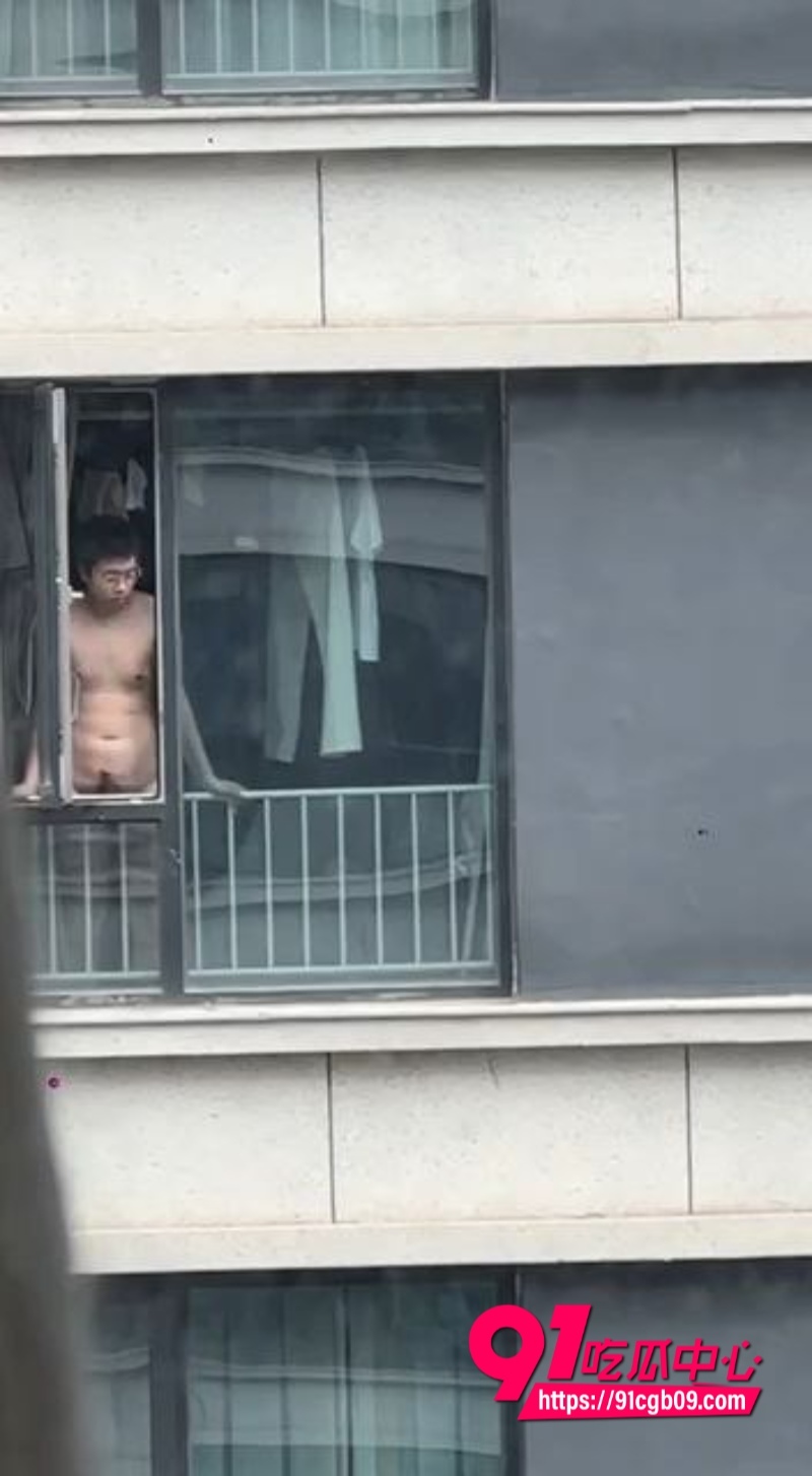 眼睛哥在自家窗户内打飞机7