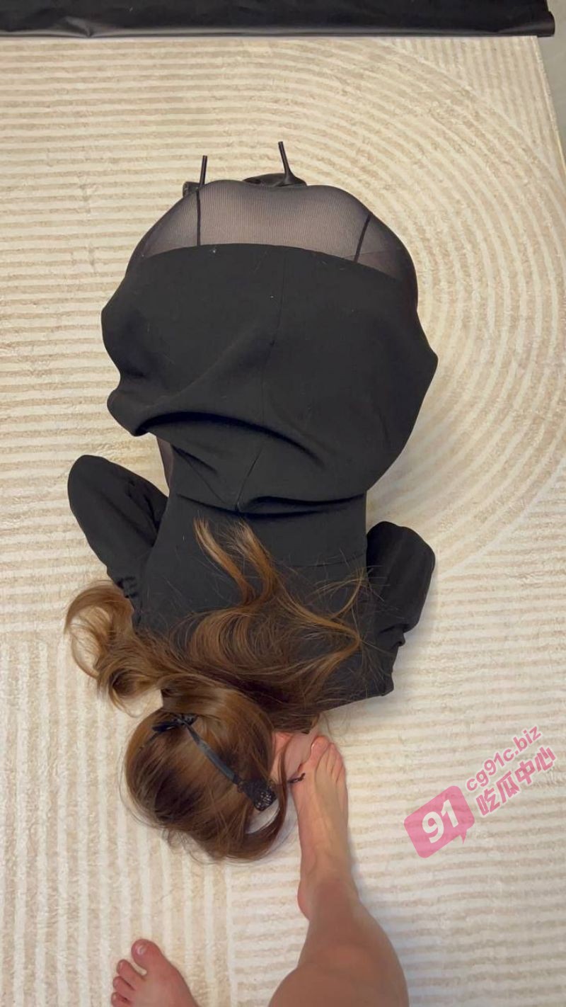 我与淫妻的生活日记~只要看见鸡巴 骚妻瞬间变精盆 丝袜套头各种非人调教!
