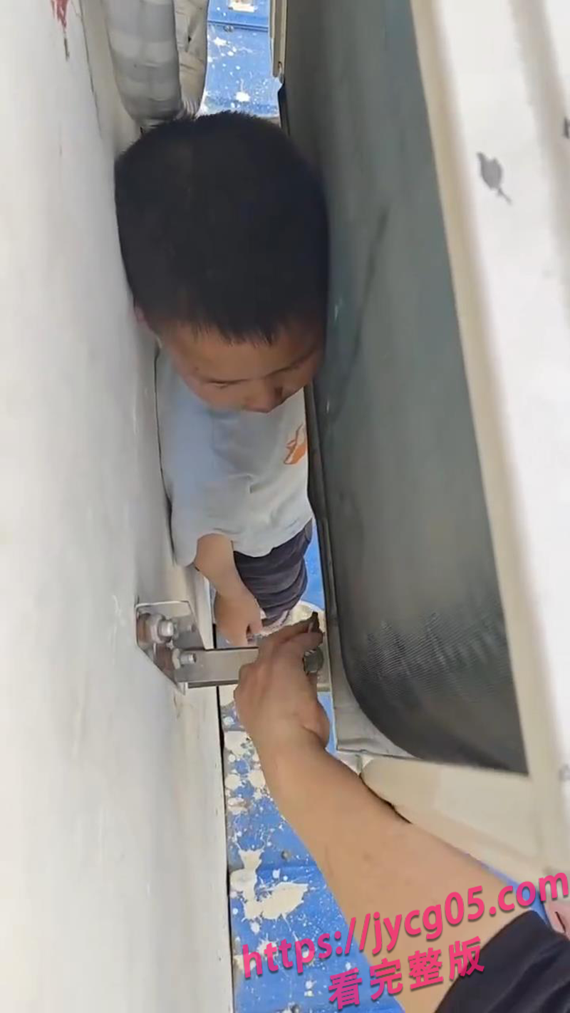 5岁孩子捉迷藏离奇卡进空调外机!消防员哭笑不得展开救援!