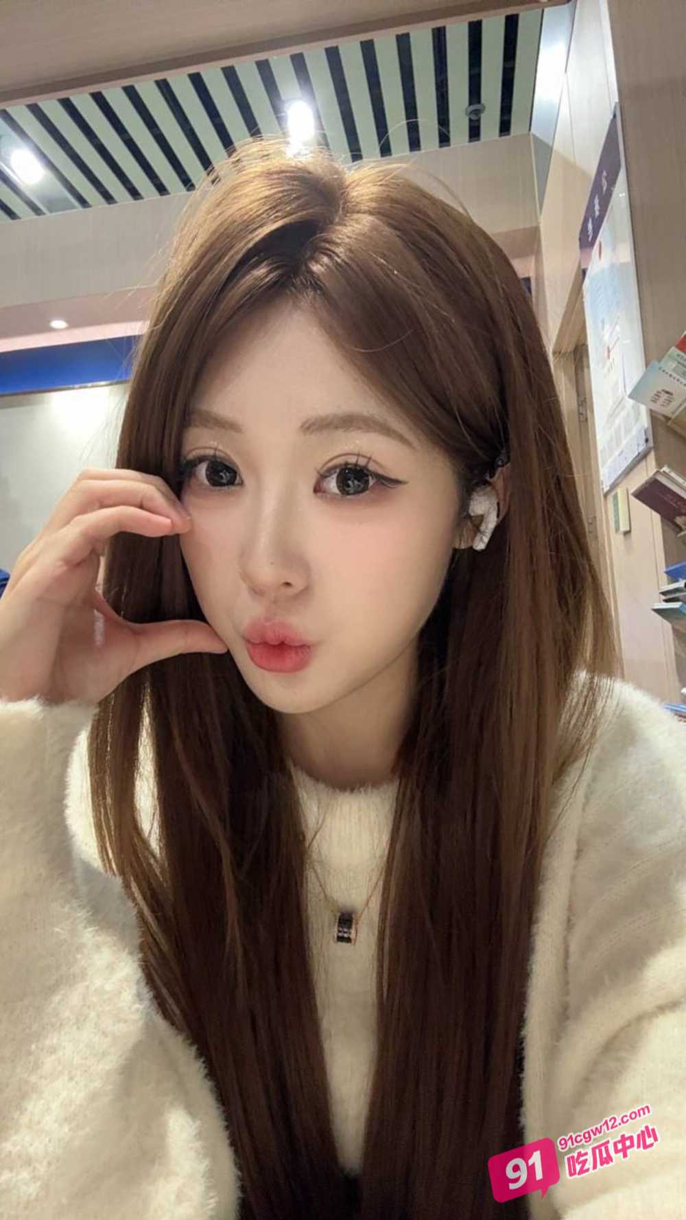 重庆超级骚妹杨意～出轨被操的同时给男友打电话 “老公 我在运动呢” 配图2