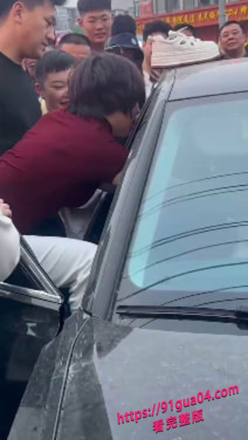 三人修罗场！他和小三在车里亲热 下一秒被老婆抓获！