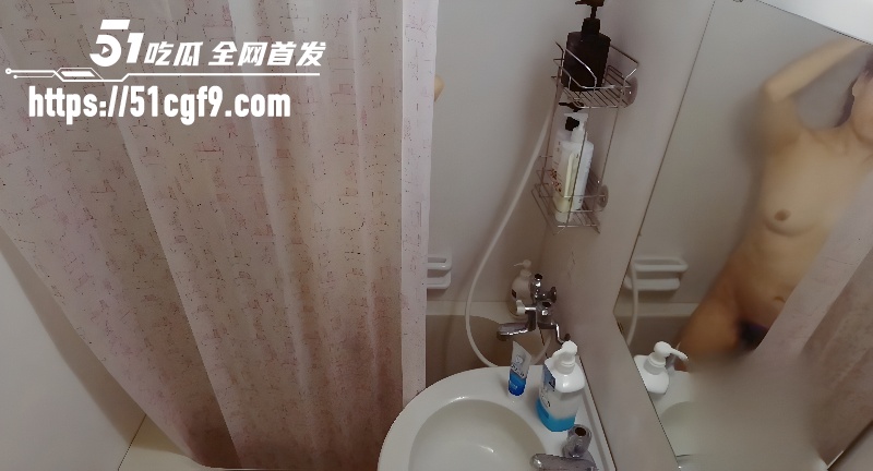 性感伴娘出租屋洗澡偷拍 5