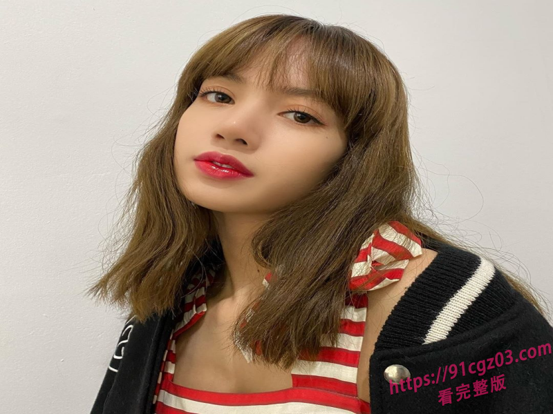 Lisa演唱会造型走光视频疯传 穿搭细节被网友放大解析