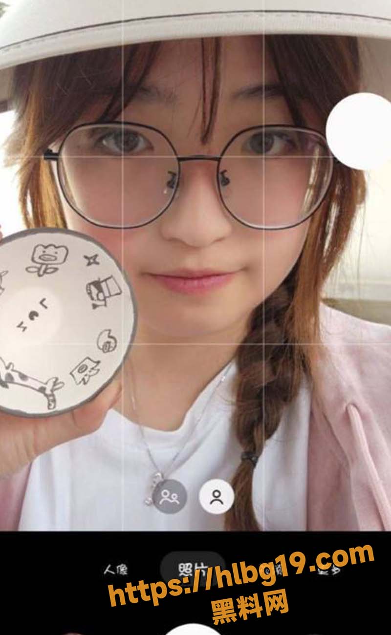 广西柳州反差眼镜妹3P 在校期间私生活混乱 多次跟学长出去开房3P 完美露脸吃鸡十分淫荡！
