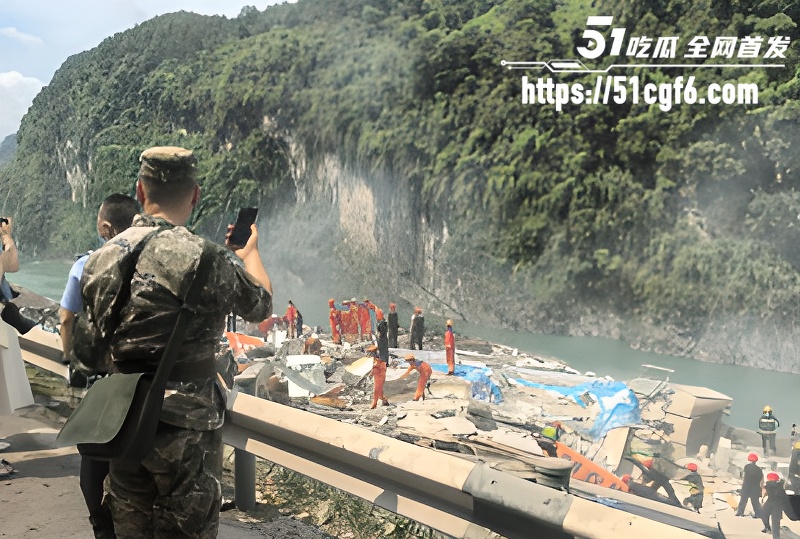 重庆彭水乌江三桥山体垮塌突发! 6 重庆彭水乌江三桥山体垮塌突发! 6
