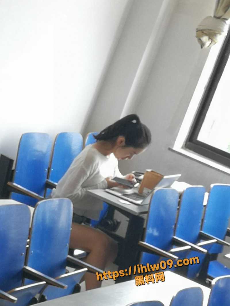 江西农业大学和四川外语大学厕所偷拍学生妹尿尿 这才叫偷拍 女主们全都露脸且户型清晰可见！