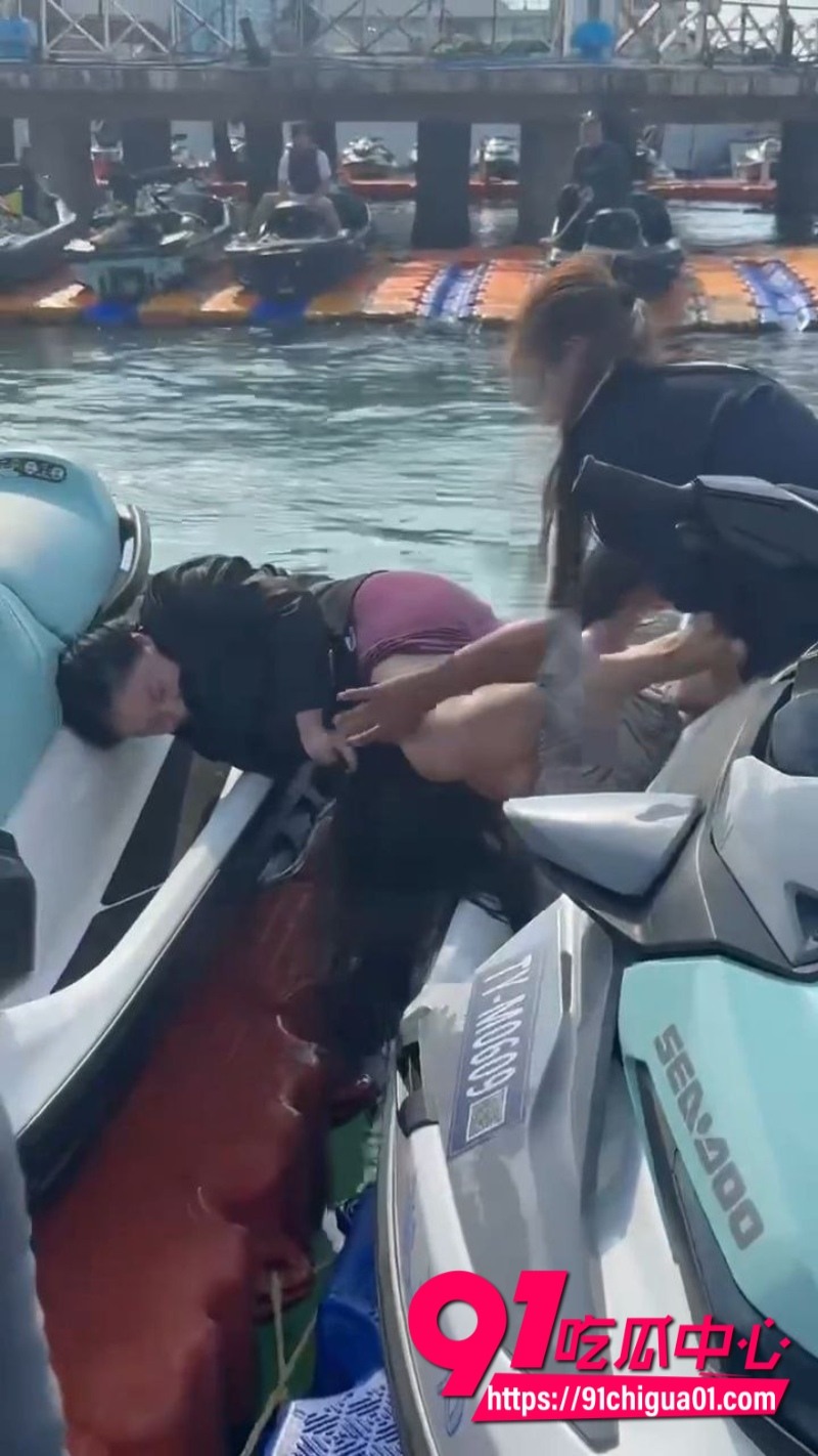 海南三亚海边 三女爆发冲突 头发一拽倒地就干6 海南三亚海边 三女爆发冲突 头发一拽倒地就干6