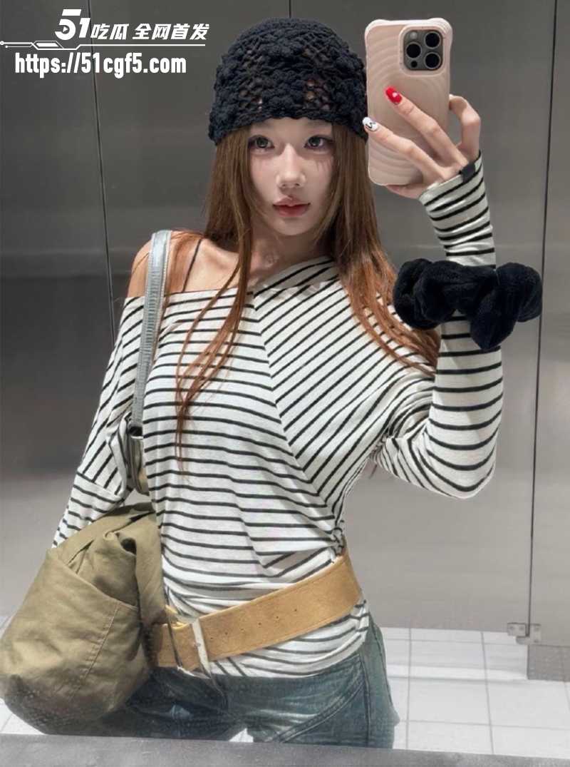 上海神颜校花 与男友在法拉利里玩车震 3