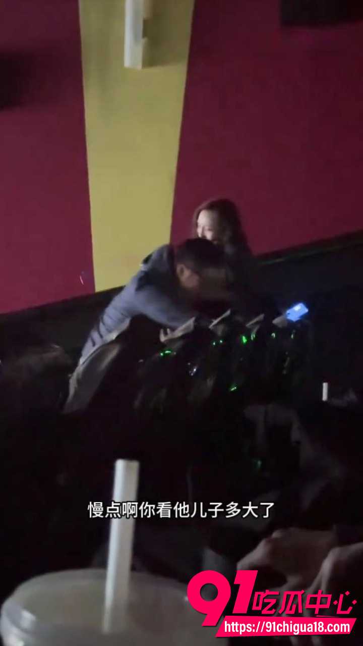 老婆带孩子出轨当场被老公逮个正着5 老婆带孩子出轨当场被老公逮个正着5