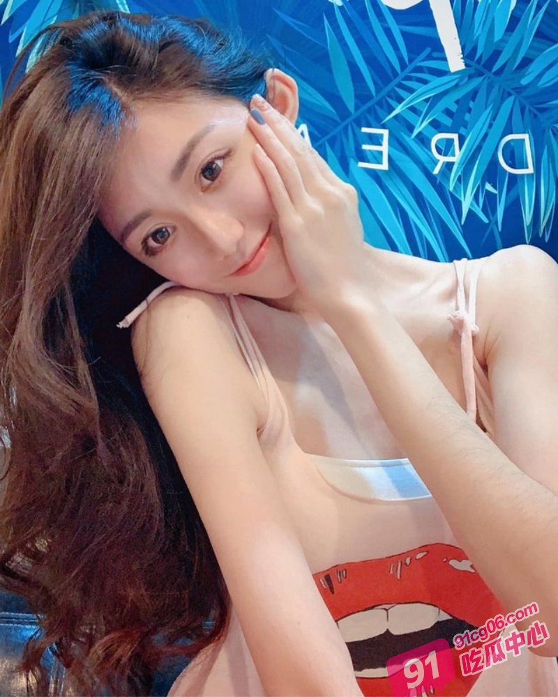 出租屋的爱情～小情侣出租屋放肆爱爱 眼神里都是欲望！