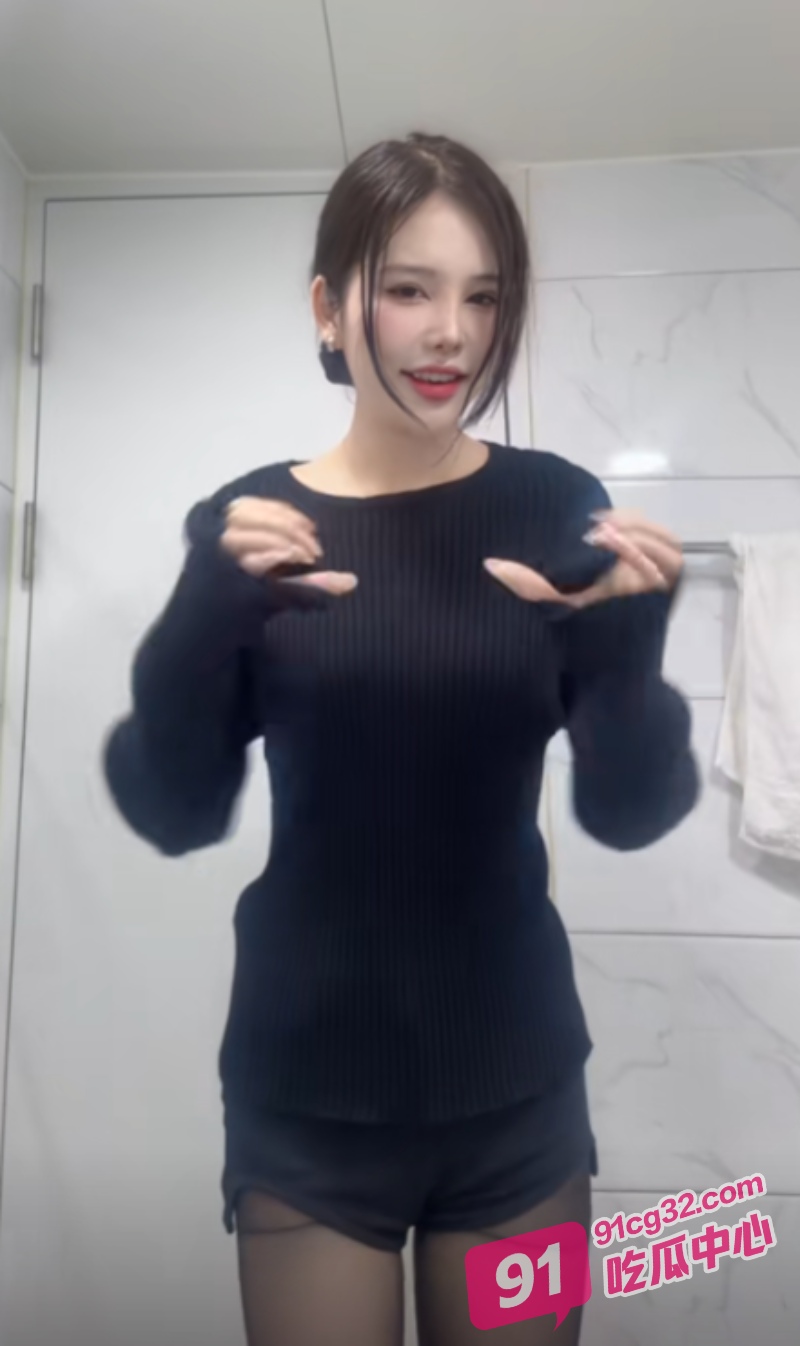抖音网红 刘悦 白嫩大长腿穿上各式丝袜和男友做爱视频流出 纹身石锤！ 配图2