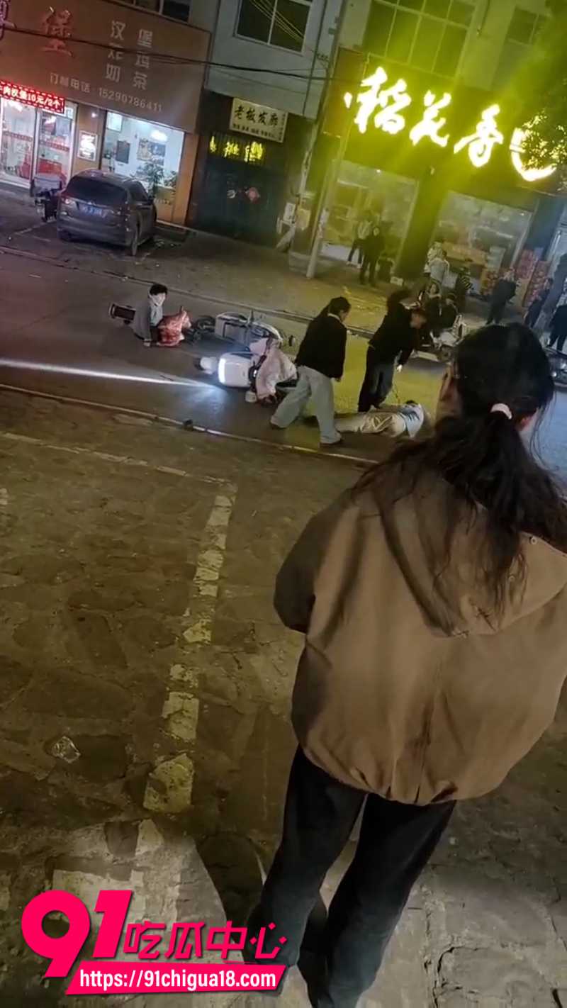 河南平顶山郏县恶性打人事件15岁女孩被成年男子当街暴打5