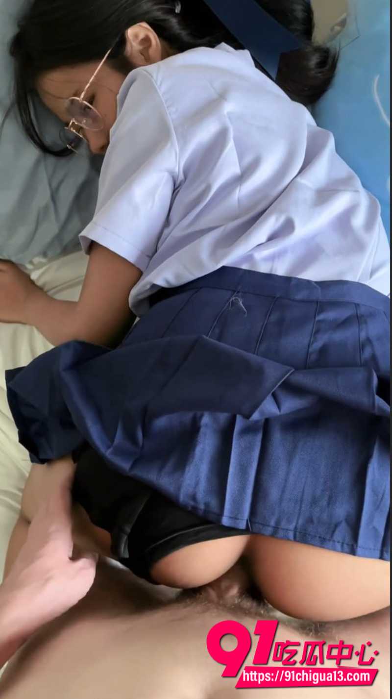 泰国眼镜学生妹Suwipha5