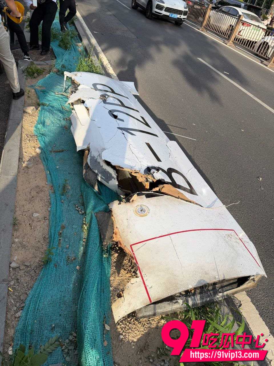 北京第一高楼中国尊遭国产轻型飞机B12PP撞击起火!现场黑烟滚滚消防狂喷水柱紧急扑救
