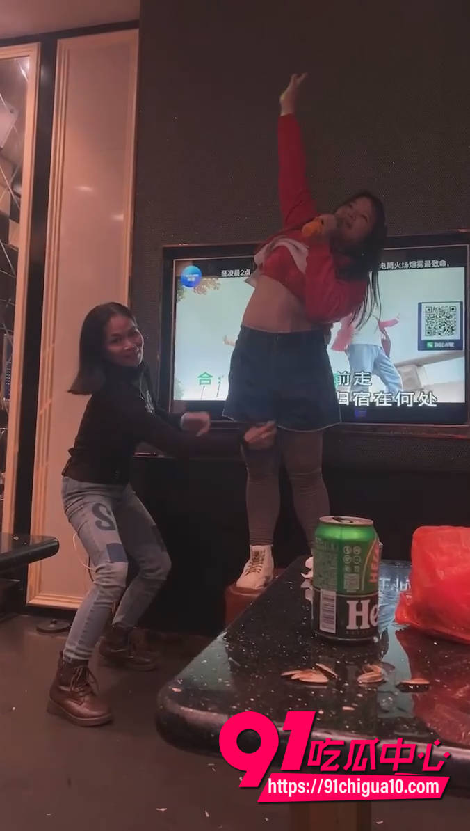 红衣大妈KTV话筒插逼4