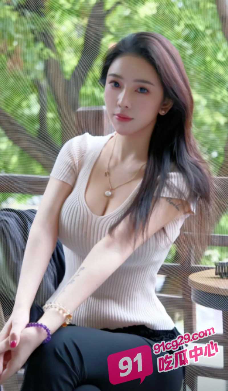 江苏盐城反差人妻王亚静 婚内出轨 两条美腿超级诱人 落地窗前暴力后入！