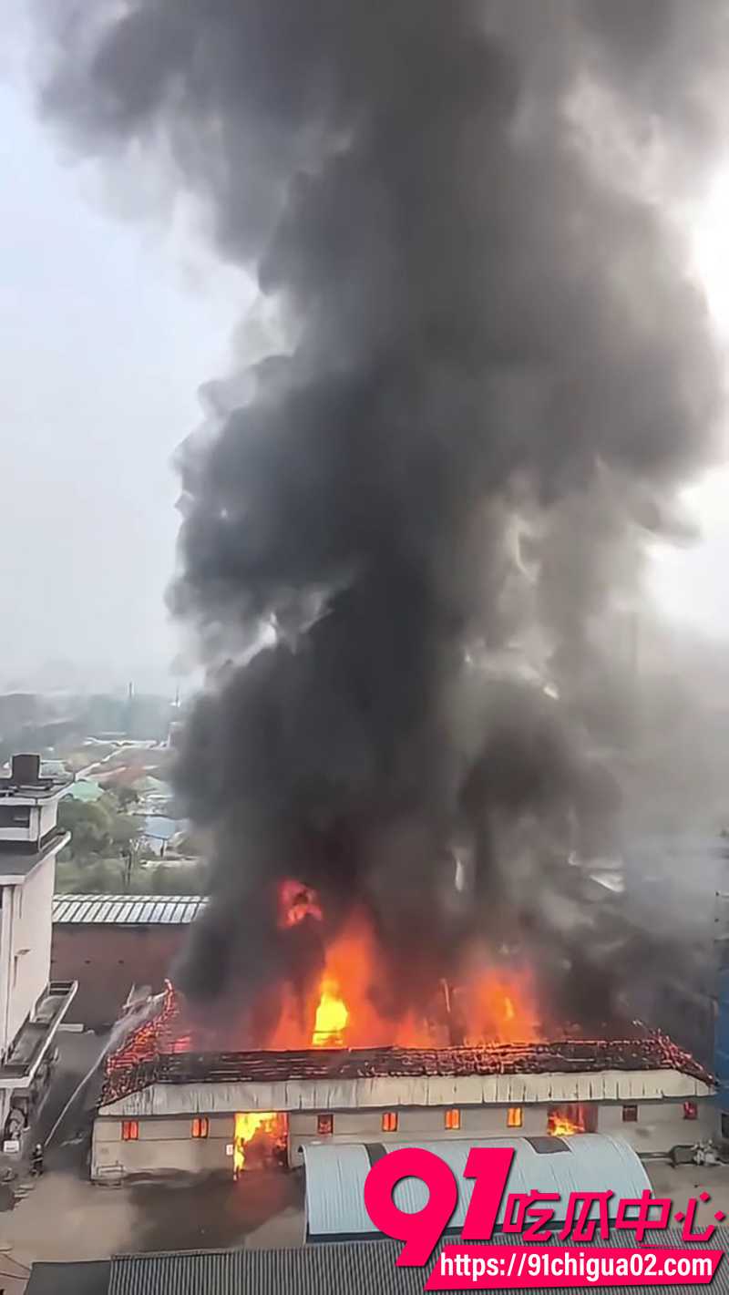 成都八里庄地铁站口突发大火 浓烟吞没街道 消防紧急扑救 现场触目惊心!