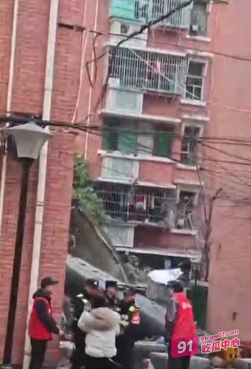 成都龙泉驿区小区 拆除水塔 吊车吊臂突然断裂 导致一人遇难 事故现场视频曝光 配图4