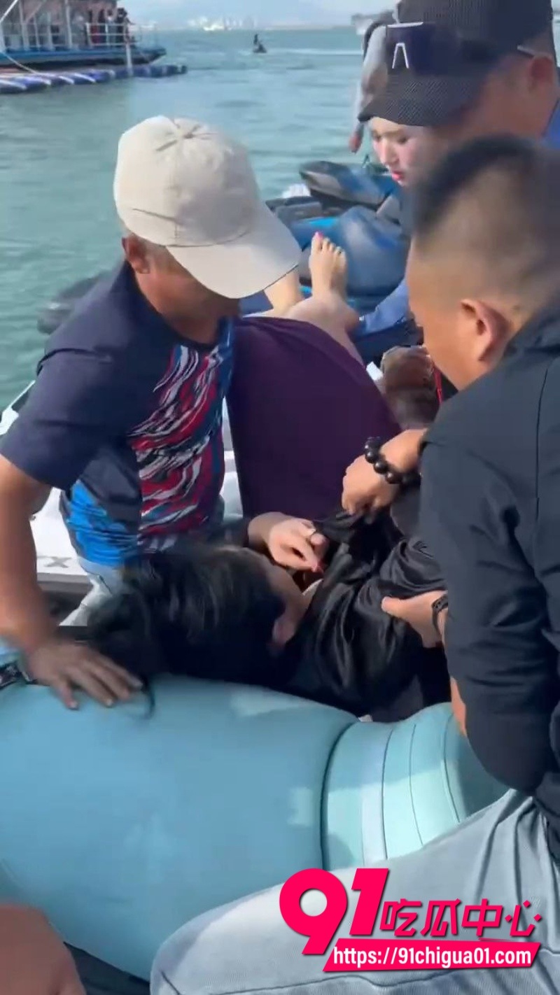 海南三亚海边 三女爆发冲突 头发一拽倒地就干10 海南三亚海边 三女爆发冲突 头发一拽倒地就干10