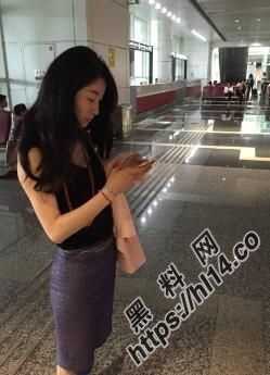 迷奸神作之三人组迷翻漂亮女同事后肆意玩弄把精液灌入嘴里！玩得起劲时妹子差点醒来只能加强药量！