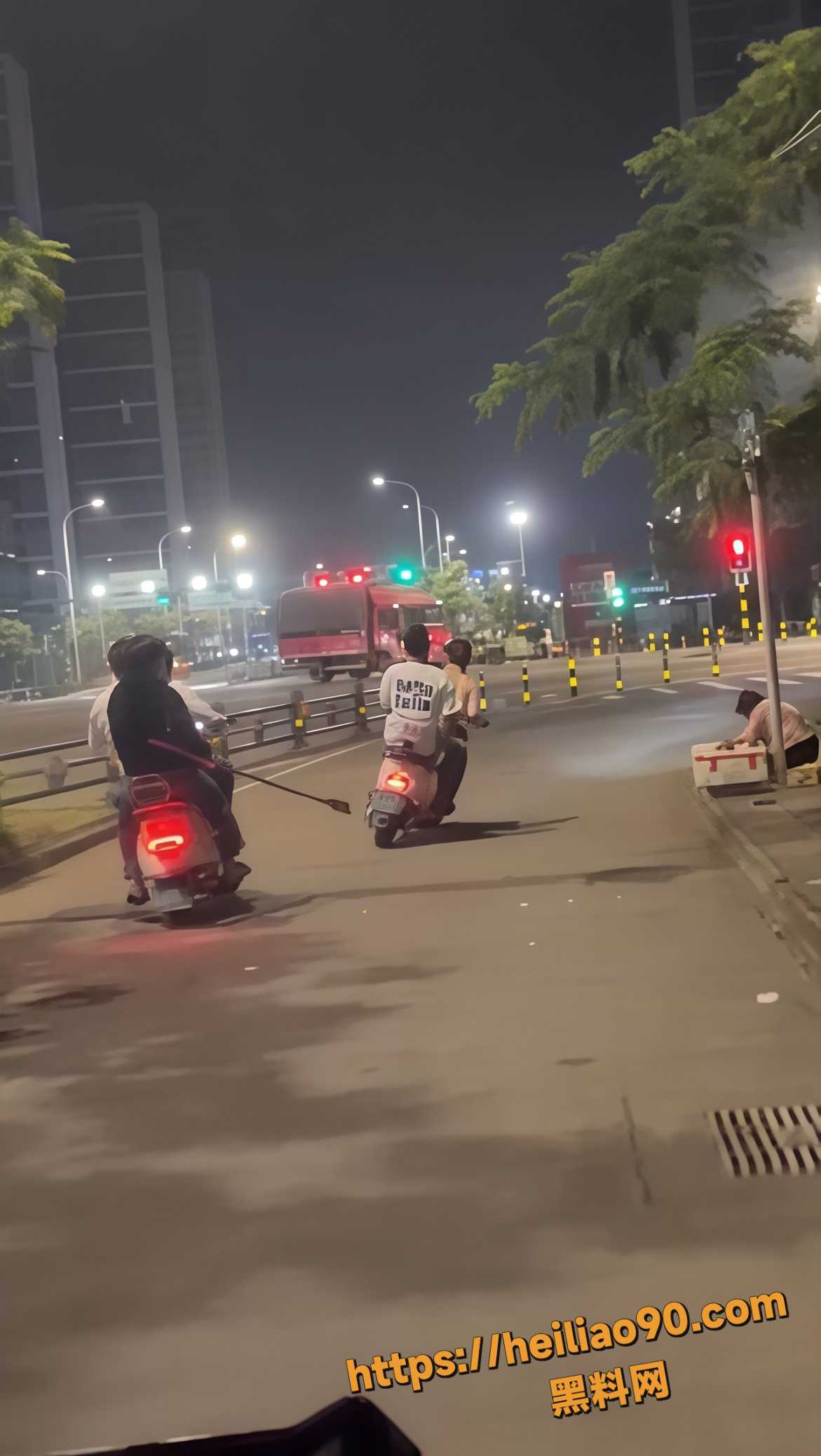 海南海口 三名精神小伙 骑鬼火持砍刀追杀两名男子 现场视频曝光